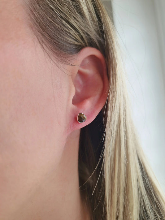 Tear Drop Stone Stud Earrings (Silver/Tigers Eye)