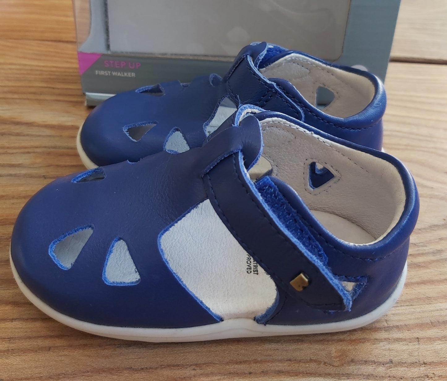 Bobux Toddler ZAP SANDALS (Blueberry) 18 only. Right shoe slightly faded! Ex-display